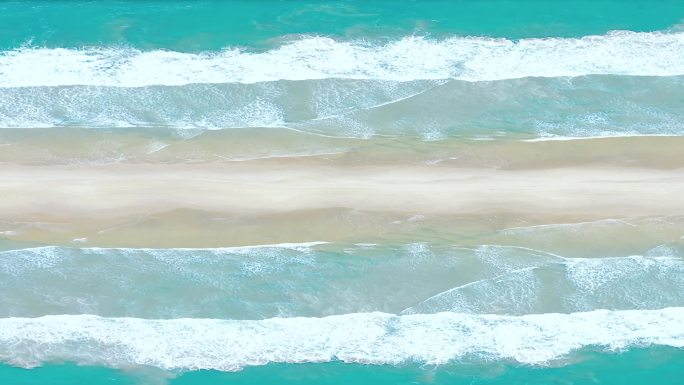 蓝色大海俯拍海浪沙滩白色浪花