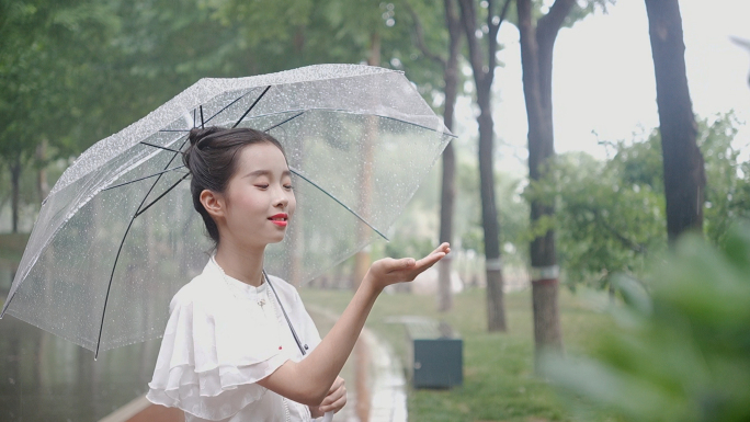 雨中漫步女孩-美女河边散步-淋雨的女孩