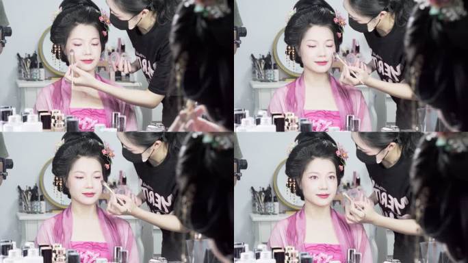 化妆镜前正在化妆的亚洲古装美女