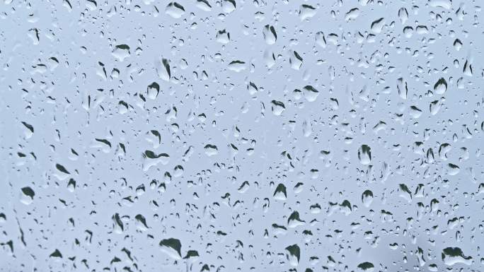 下雨天玻璃上的水珠