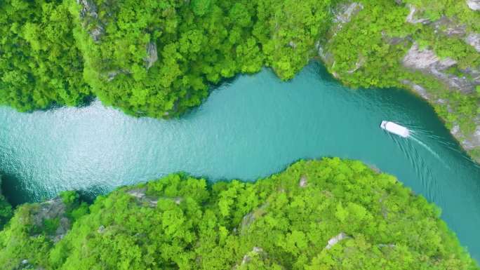 航拍景区山水自然风光绿树湖泊游船人物4k