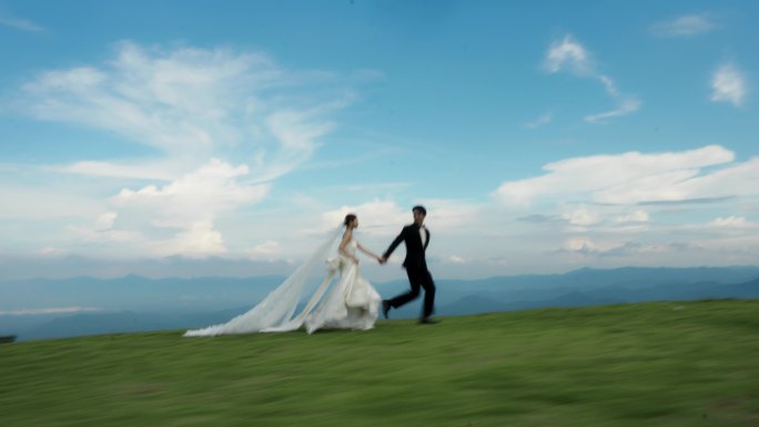 情侣山顶求婚奔跑