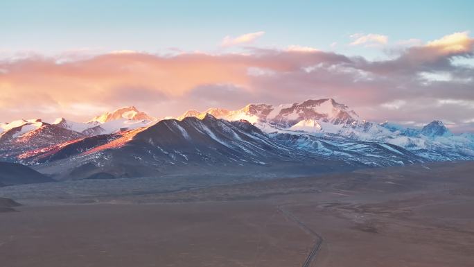 西藏卓奥友峰日照金山航拍风景