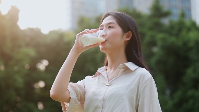 美女喝牛奶