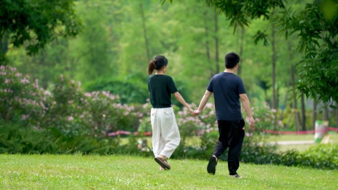 情侣在公园里散步