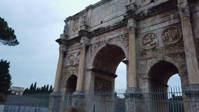 意大利罗马斗兽场旁的君士坦丁凯旋门