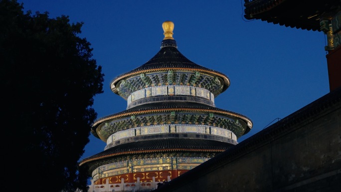 北京天坛公园祈年殿夜景 游客拍照