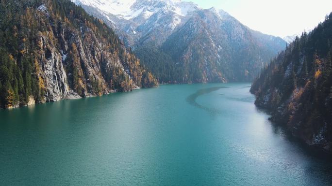 航拍秋季四川阿坝州九寨沟长海景区风光