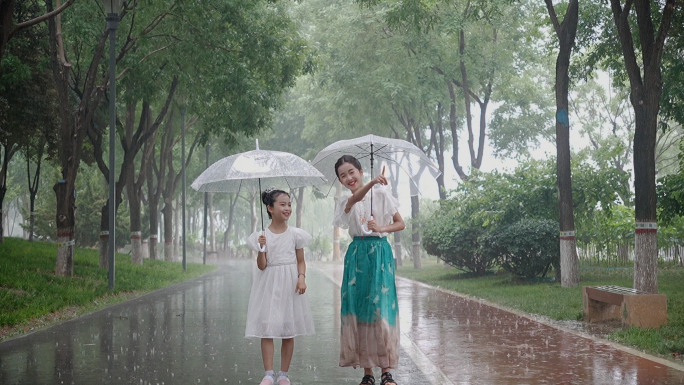 雨中的小女孩-姐妹一起雨中漫步-手拉手