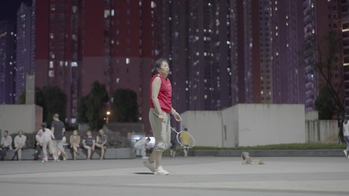夜晚广场打羽毛球