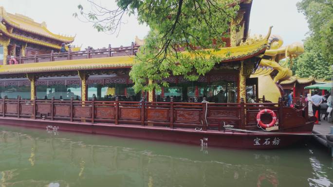 杭州西湖里的宝石舫游船