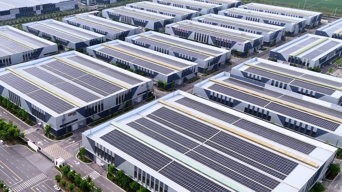 原创实拍工业园区航拍高标准厂房太阳能屋顶