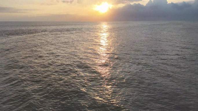 夕阳下大海海面波光粼粼