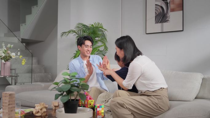 客厅玩耍的孩子