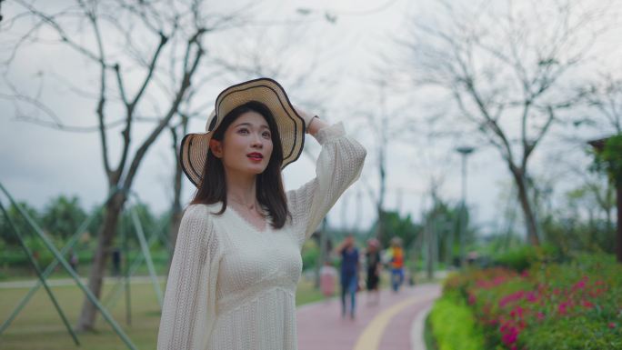 野餐 女性 悠闲 野外 绿草地 篝火