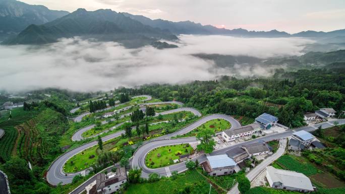 山区蜿蜒曲折的公路