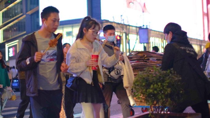 杭州城市夜晚行人人群夜景街景视频素材