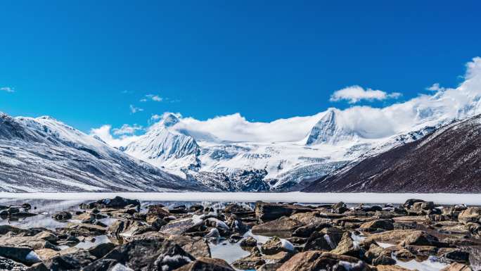 中国西藏那曲市萨普神山雪山与岩石
