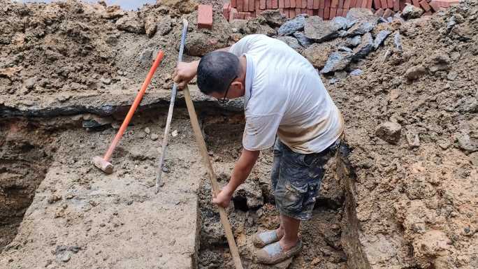 农民工街头挖泥坑市政工程挖坑施工土泥堆