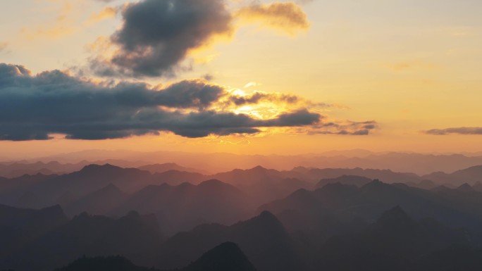 日落 黄昏 高山云层