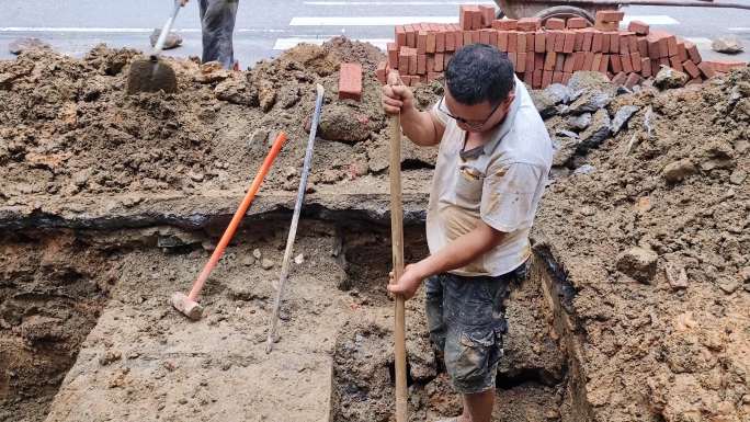 农民工挖土坑街头挖泥坑市政工程挖坑施工