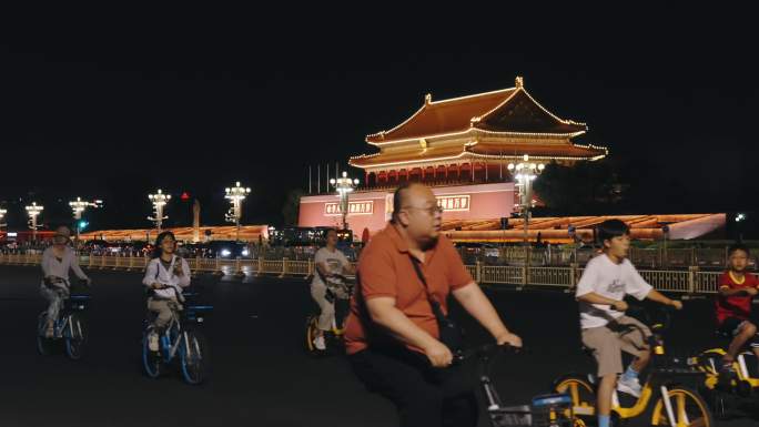 北京天安门前经过的游客人群市民