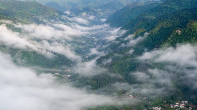 雨雾缭绕的山区村庄
