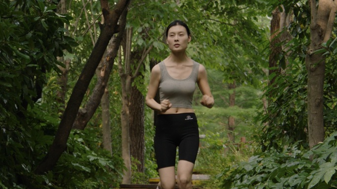 阿莱精品森林公园跑步生态氧吧美女养生跑步