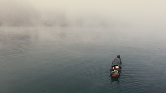 渔船晨雾中停泊在河面01