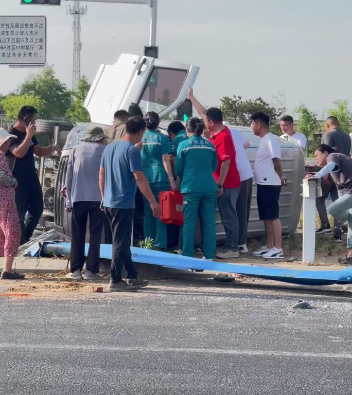 竖屏郑州急救交通事故面包车侧翻卡救援的人