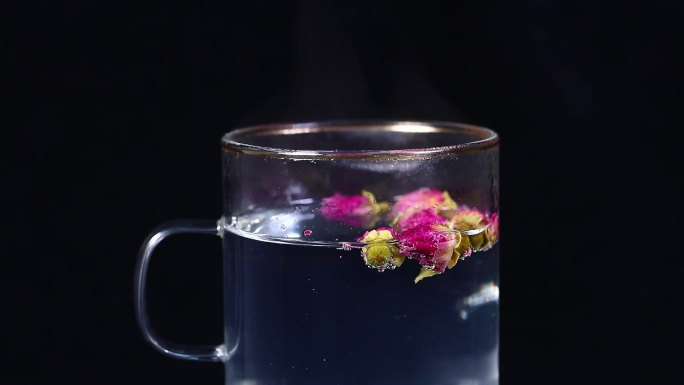 中药材 干玫瑰花 开水冲泡 水面漂浮花蕾