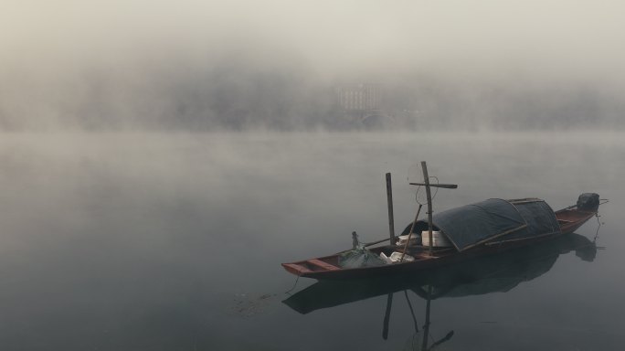 渔船晨雾中停泊在河面03