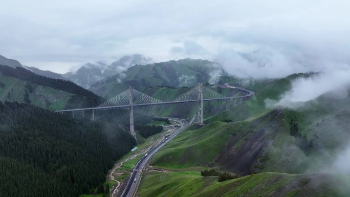 云雾下的新疆果子沟大桥航拍