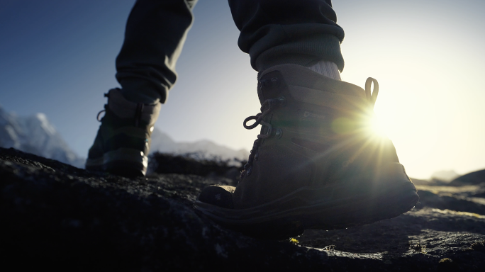 阳光中的脚步特写户外攀登雪山探险探索脚步