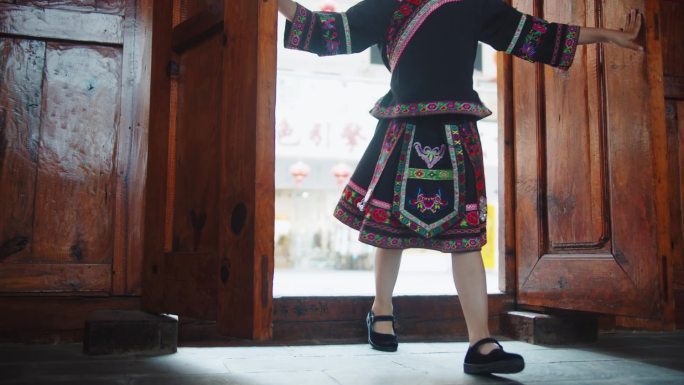 壮族小孩子游览楚图南故居