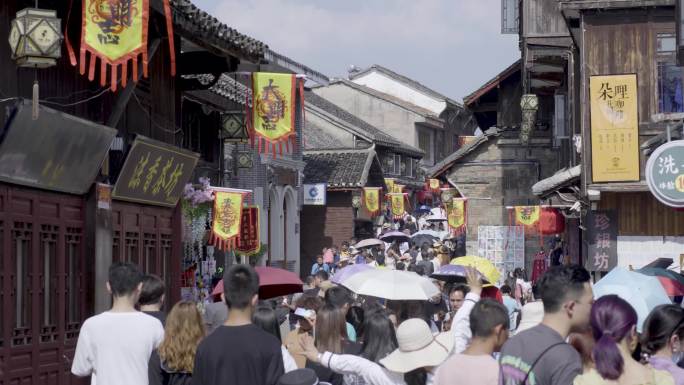 古镇旅游人潮拥挤