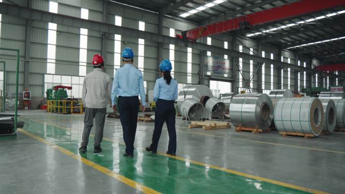 税务干部下企业生产车间进行走访交流