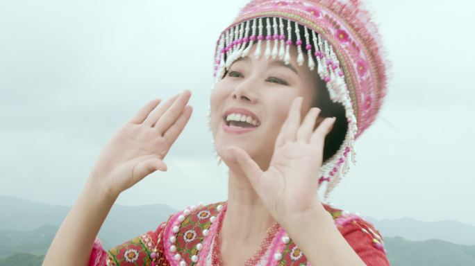 山顶唱山歌的少数民族苗族土家族布依族少女