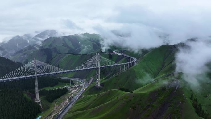 云雾下的新疆果子沟大桥航拍3