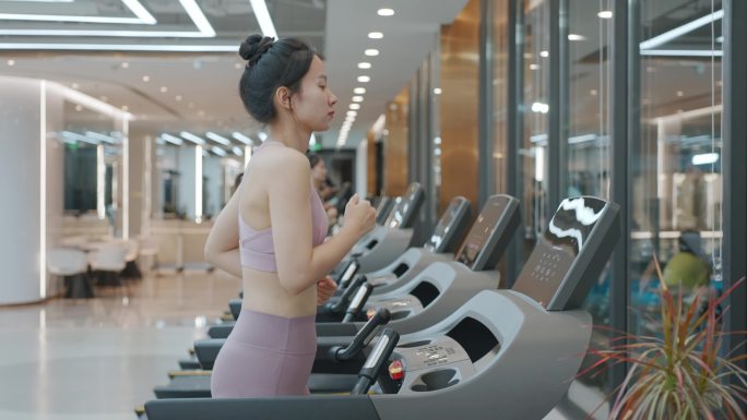 女生跑步 女生健身房跑步机跑步 减肥瘦身