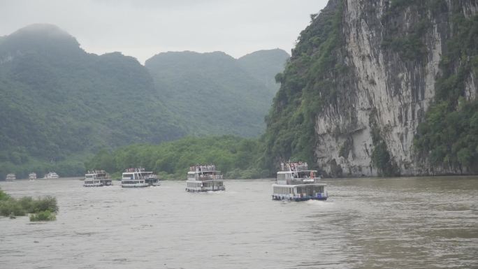 桂林大漓江游船上欣赏两岸风光