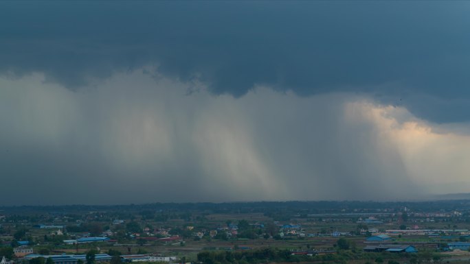 远处正在降暴雨