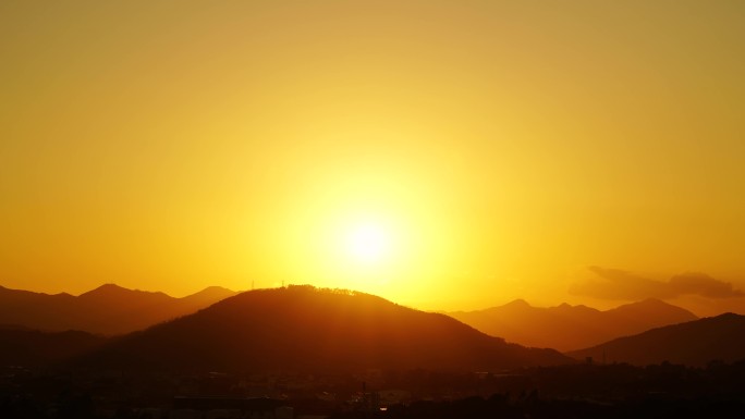 傍晚山峰日落延时唯美夕阳乡村黄昏天空晚霞