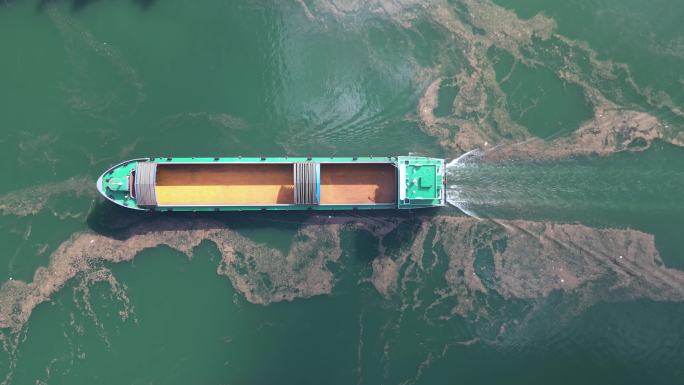 行驶在重庆乌江上的运沙船