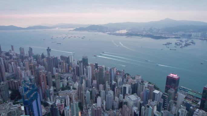 高角度航拍香港维多利亚港船只驶向远方