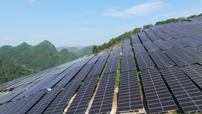 多角度拍摄山区太阳能发电光伏发电视频素材