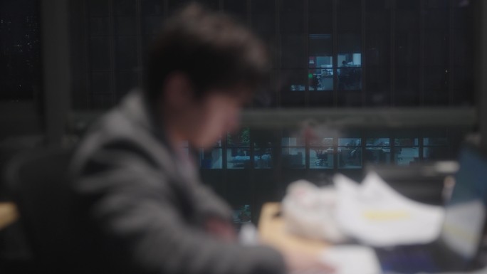 男子深夜独自加班