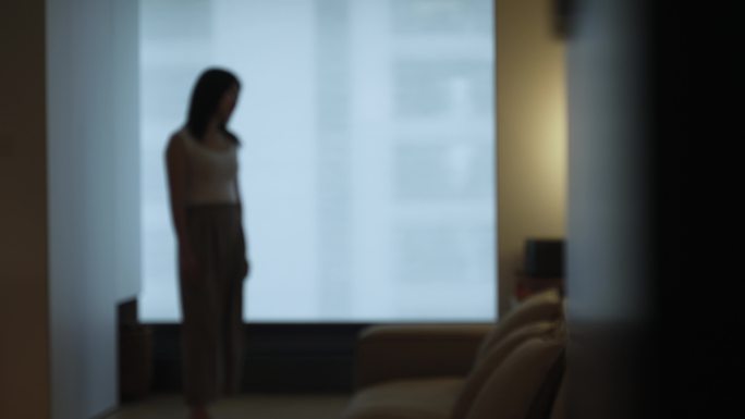 4K实拍伤感抑郁焦虑痛苦的女人，人物剪影
