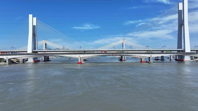 乌龙江大桥和车辆航拍