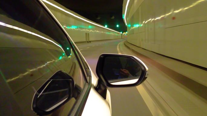 夜晚汽车在隧道里行驶视频素材